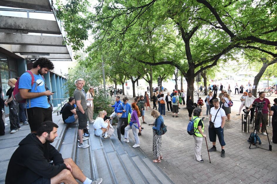 Ponovo blokada novosadskog suda, policija potisnula okupljene sa glavnog ulaza, zaposleni ušli
