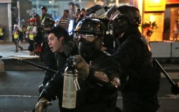 
					Ponovo haos na ulicama Hongkonga, demonstranti razbijali prodavnice 
					
									