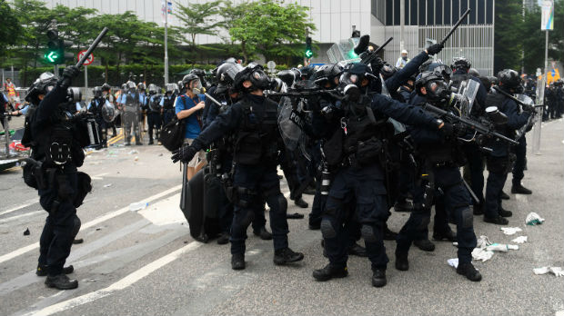 Ponovo haos u Hongkongu, policija koristi suzavac i gumene metke protiv demonstranata
