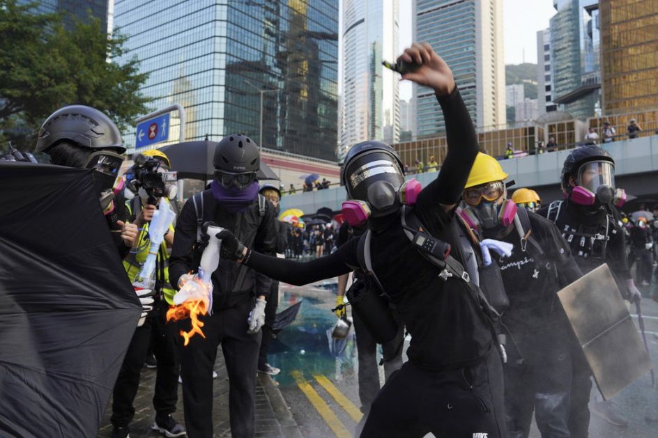 Ponovo neredi na protestima u Hong Kongu