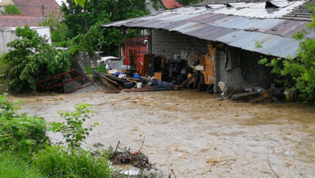 Poplave u Novom Pazaru: Najkritičnije u naselju Šutenovac (FOTO – VIDEO)