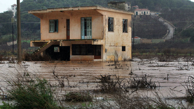 Poplave zbog kiša u okolini Atine, najmanje 10 poginulih 