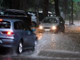 Poplavljene brojne niške ulice, automobili se kretali po trotoaru [video]