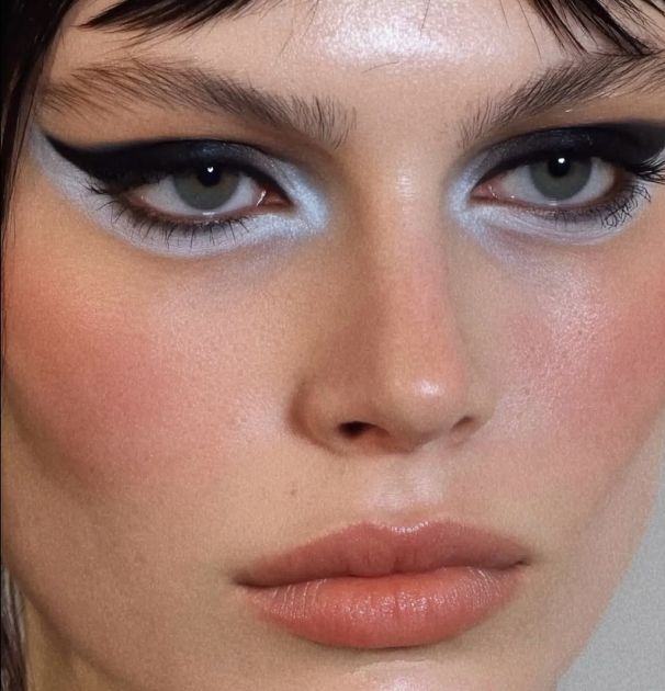 Popularna baby blue nijansa je opet u fokusu, a ovoga puta je nosimo na očima