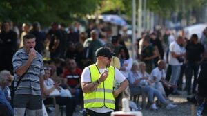 „Populističke pristalice Vučića uživale u prvomajskom roštilju kod Skupštine“: Šta AP piše o Srbiji?