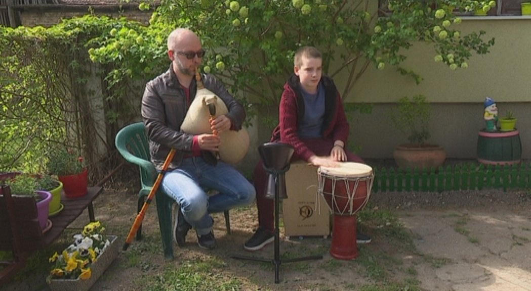 Porodica Vašalić izvornom narodnom muzikom uveseljava ljude tokom izolacije