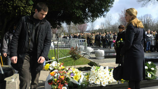 Porodica i delegacija DS-a položila vence na grob Zorana Đinđića
