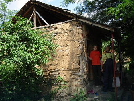 Porodica iz Niša živi u KOVANICI u NEMOGUĆIM USLOVIMA i ne traži pomoć: Isekli su nam struju zbog duga, nemamo frižider ni kupatilo