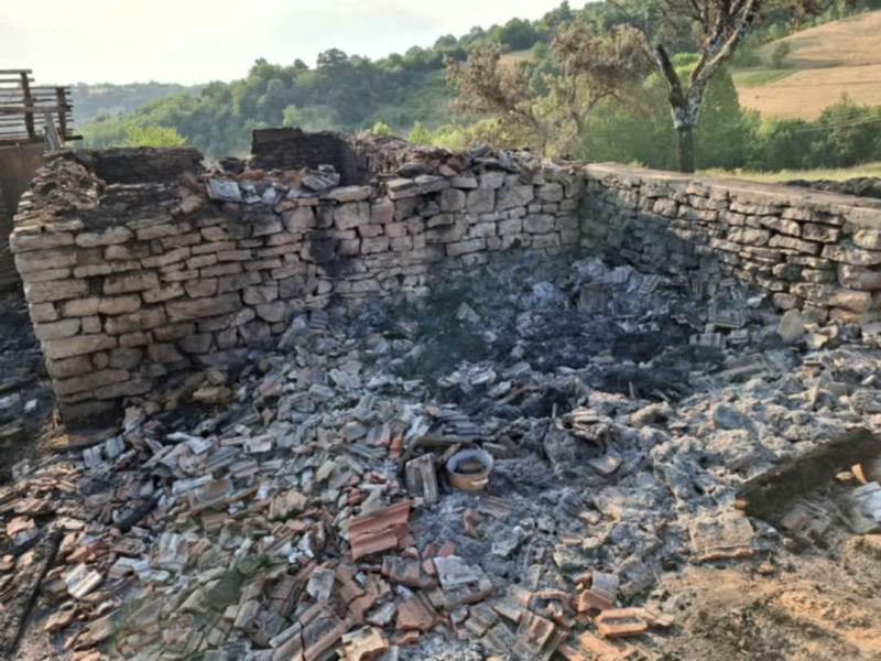 Porodici iz okoline Vranja potrebna pomoć nakon požara: Izgorelo seno, štale i objkti za stoku, kao i alati za obradu zemlje (FOTO)