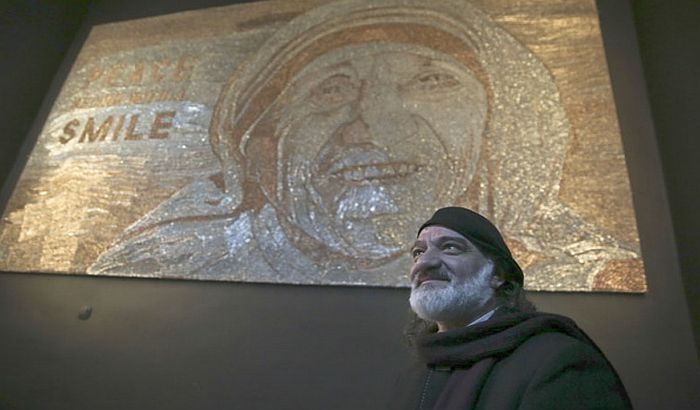 Portret Majke Tereze napravio od spajalica