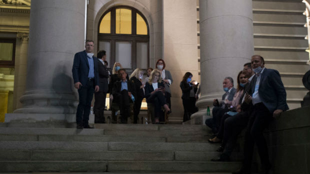 Poslanici SNS-a noć proveli na stepenicama skupštine, Obradović tvrdi da nije uneo hranu u parlament
