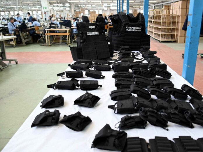 Poslanik tvrdi da su u „Jumku“ plate manje od minimalca i da sledi otpuštanje 100 radnika – ministri negiraju