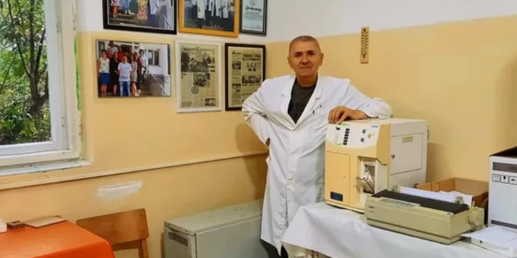 Posle četiri decenije u belom mantilu: Novica Cvetković ispraćen u penziju uz suze i aplauze