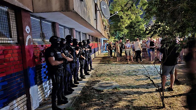 Posle mirnog protesta na Limanu, sukob Novosađana sa maskiranim muškarcima ispred prostorija SNS