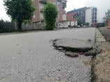 Posle nevremena vranjske ulice pune peska, ispucao asfalt u Sutjeskinoj ulici