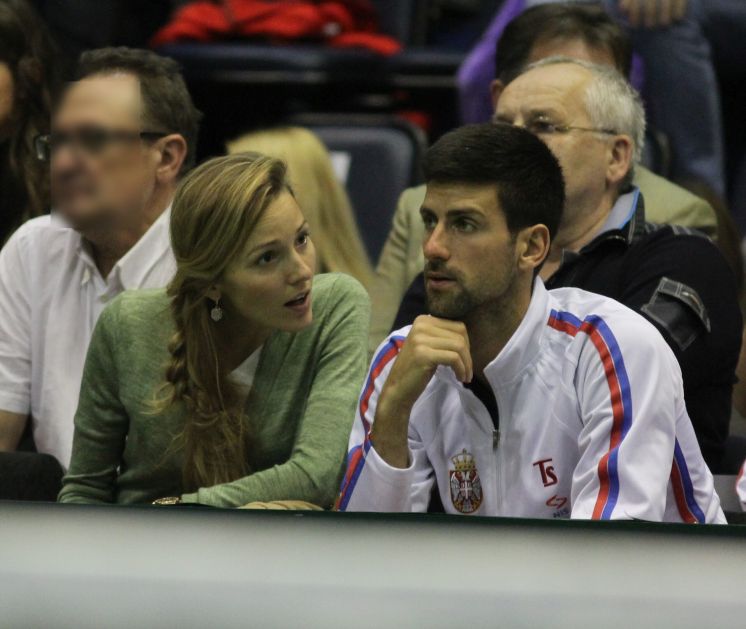 Posle ovoga oprost ne postoji: Isplivala fotka kako Novak grli ovu neodoljivu damu, Jelena van sebe
