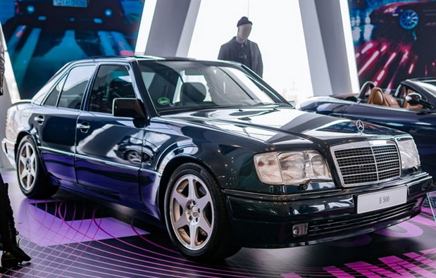Poslednji Mercedes E 500 sada fascinira pojavom u muzeju