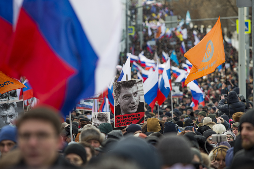 Posmrtni marš u Moskvi: Nekoliko hiljada ljudi na ulicama povodom dve godine od ubistva Putinovog neprijatelja (FOTO) (VIDEO)