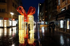 Postavljanje novogodišnje dekoracije i rasvete u Obrenovićevoj ulici