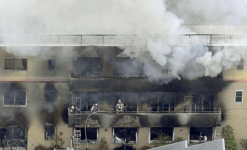 Poštovaoci oplakuju žrtve podmetnutog požara u studiju