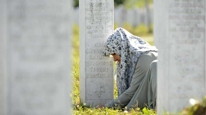 Potočari: Preživjeli Srebreničani utjeha majkama stradalih