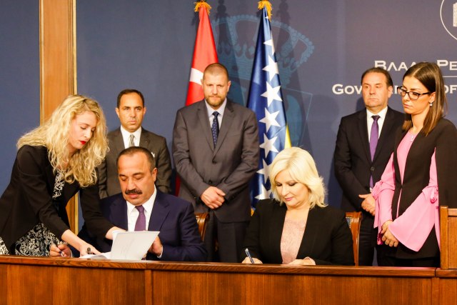 Potpisan sporazum za rekonstrukciju puta Novi Pazar-Tutin i izgradnju auto-puta Beograd-Sarajevo