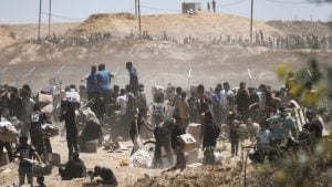 „Potpuni ratni zločin“: Izraelci pucali na ljude koji su išli po pomoć, ubijeno najmanje 30 Palestinaca