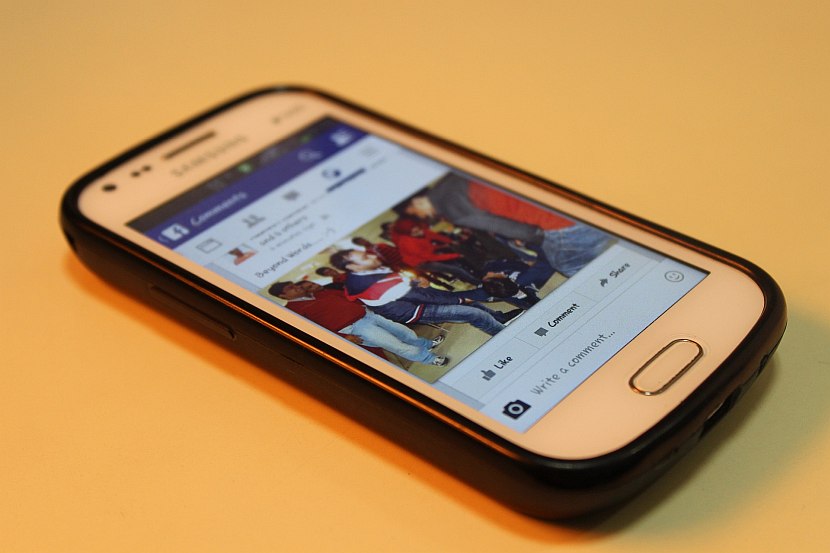 Potpuni trend na Fejsu: Koji je vaš prvi mobilni telefon?