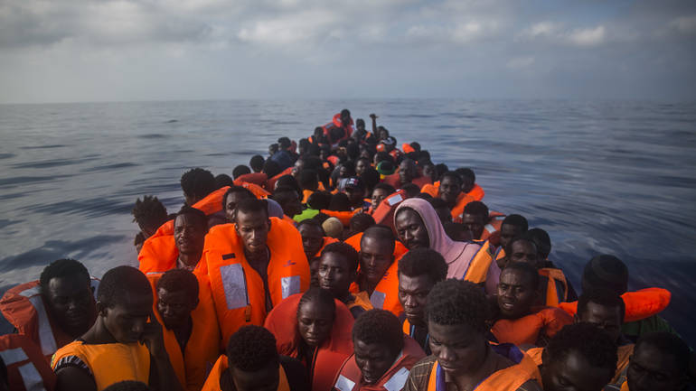 Potraga za stotinama migranata s potonulih brodova