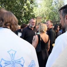 Potresna fotografija Goce Tržan sa sahrane venčanog kuma: Bol i tuga slomili su pevačicu! (FOTO)