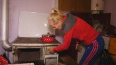 Potresna slika iz Čačka: Samohrana majka sa četvoro dece živi u podrumu zgrade FOTO