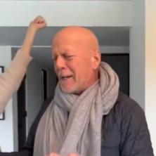 Potresni snimak rođendana Brusa Vilisa: Glumac jedva stoji, a svi primetili da mu je ispao zub! (VIDEO)