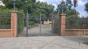 Povratak otpisanih: Na Jovinoj gimnaziji ponovo osvanuo natpis „ćaci“ (FOTO, VIDEO)