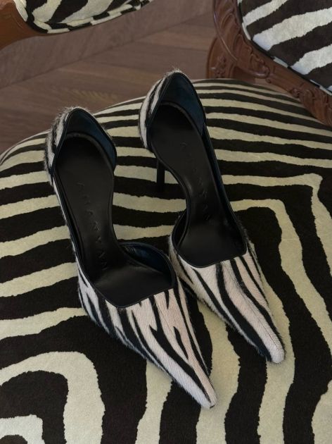 Povratak prenaglašenog špica – statement cipele koje kombinuju ženstvenost i oštrinu