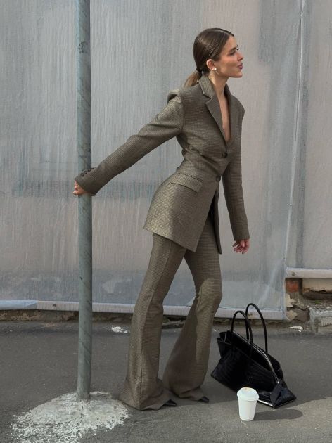 Power dressing 2.0: Dugi blejzer osvaja ulice i postaje novi must-have za jesen