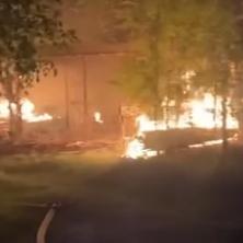 Požar guta naselje u Tutinu: Vatrogasne ekipe se celu noć bore sa vatrenom stihijom, stravični snimci iz Raške (VIDEO)