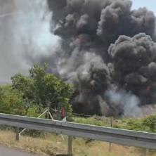 Požar kod Vrčina: Širi se gust, crni dim - Ovo je najverovatniji uzrok (VIDEO)