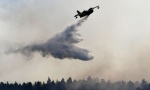 Požar na Eviji razmera ekološke katastrofe: Potresne scene, avioni na tamno crvenom nebu, visoki plamenovi i gust dim iznad šume (VIDEO)