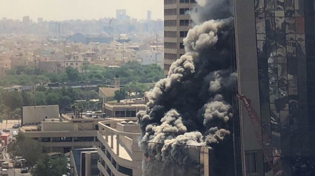 Požar na oblakoderu u Kuvajtu, hiljade ljudi evakuisano