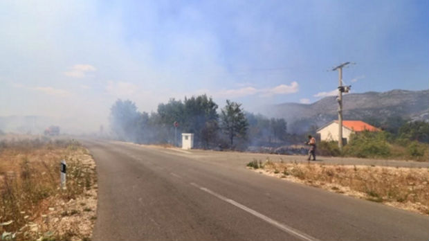 Požar na putu Stolac-Ljubinje, obustavljen saobraćaj