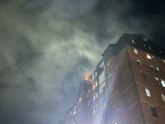 Požar u Čačku: Vatra guta poslednji sprat stambene zgrade, stanari evakuisani FOTO