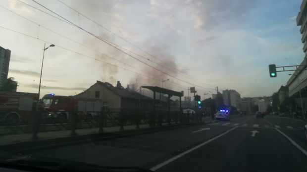 Požar u Savskoj ulici u Beogradu, vatrogasci na terenu