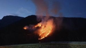 Ugašen požar u blizini manastira Dečana