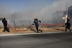 Požar u izbegličkom kampu blizu Atine, stradalo dete