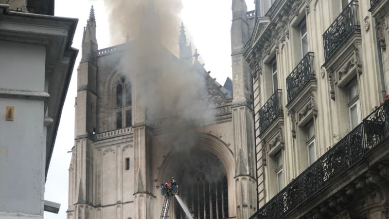 Lokalizovan požar u katedrali u Nantu, otvorena istraga