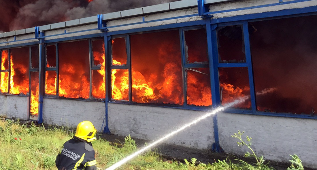 U požaru u kineskoj robnoj kući u Obrenovcu jedna osoba nestala, dogašavanje će trajati do sutra