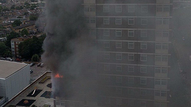 Požar u soliteru u Londonu