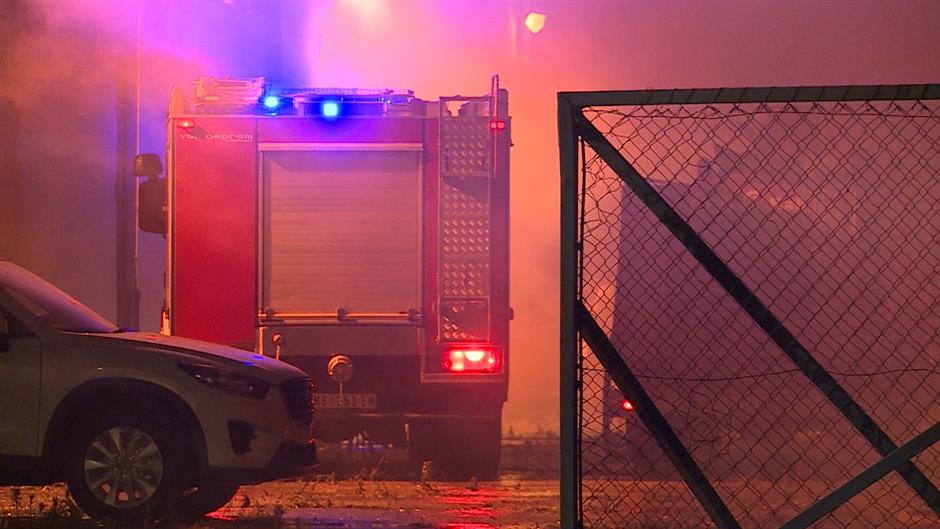 Požar u stanu u Zemunu gasilo 25 vatrogasaca