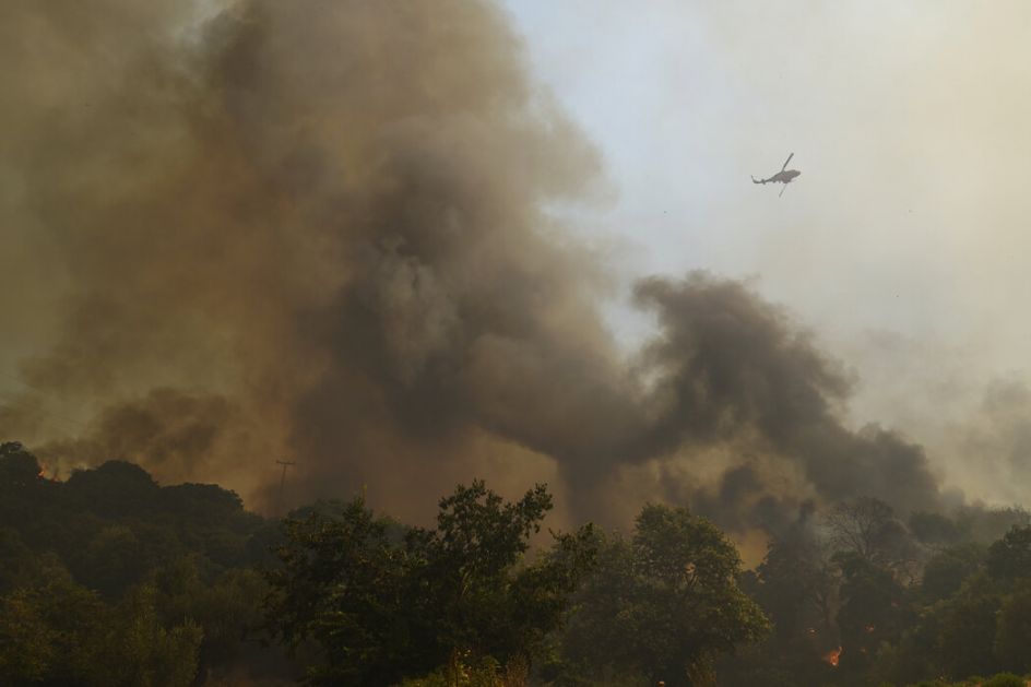 Požar na ostrvu Evija, delimično pod kontrolom; Šumski požari pustoše severozapad Španije, hiljade evakuisane, šest osoba povređeno