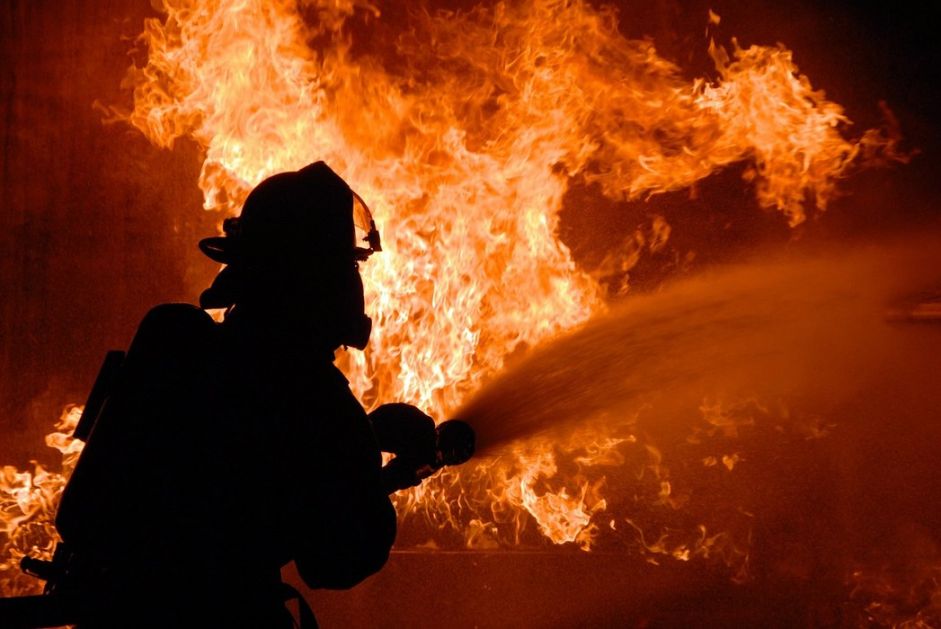 Požar u zgradi u Beogradu, šest osoba teško povređeno